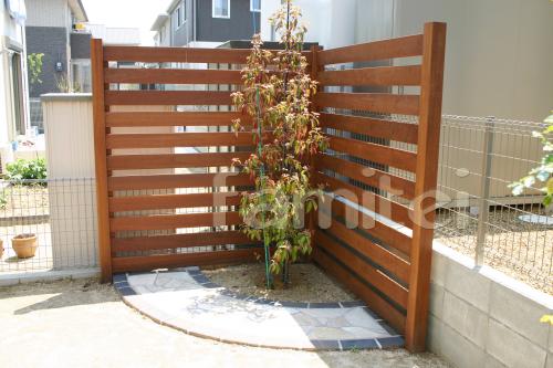 施工例 リフォーム庭園工事 ガーデンンルーム ｔｏｅｘココマウッドデッキ ｔｏｅｘ 樹の木洋風坪庭と目隠しフェンス ウリン
