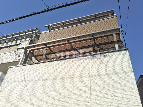大阪市平野区 エクステリア工事 ベランダ屋根 三協アルミ メニーウェルAテラス屋根 2階用 R型アール屋根 物干し