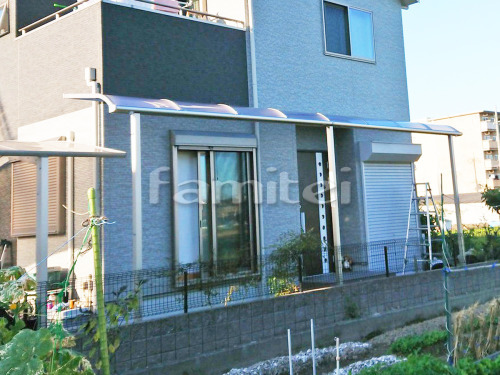 岸和田市 エクステリア工事 雨除け屋根 YKKAP ソラリアテラス屋根 1階用連棟 R型アール屋根