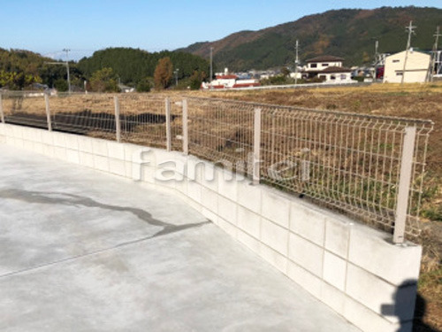 海南市 新築シンプル オープン外構 門柱 塗り壁タイルデッキ境界フェンス塀