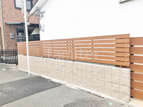 ブロック塀 （化粧ブロック） ユニソン シャモティ  アルミ形材 フェンス YKKAP 木製調ルシアスH02型 横板格子 目隠し 木調・ラティス